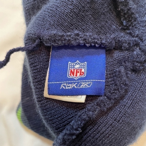 Men’s NFL Reebok OS blue and green Seahawks beanie - Picture 3 of 4